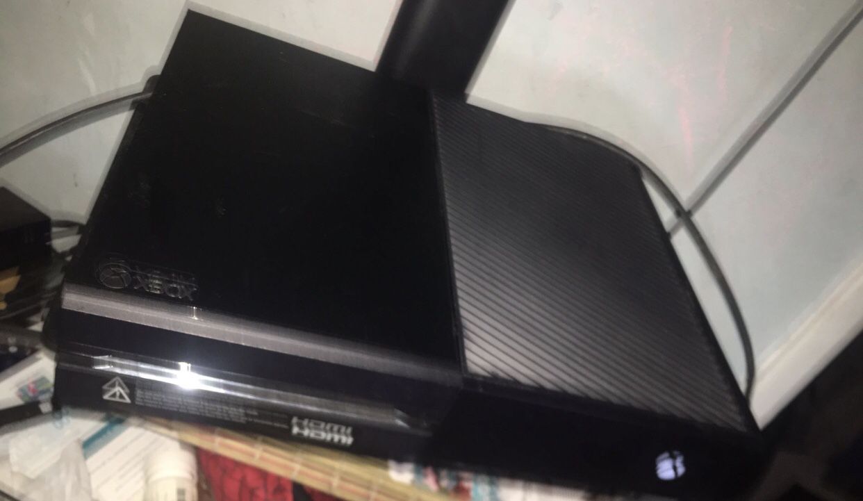 Xbox One With Controller And Skyrim 