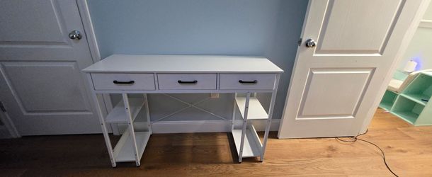 White conputer/office desk