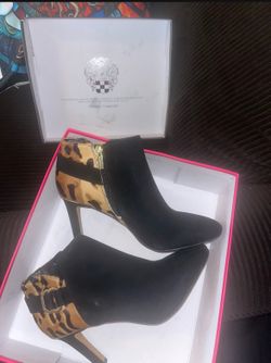 Brand New Vince Camuto Dress Black And Leopard Ankle Boot With Gold Trim Size 8