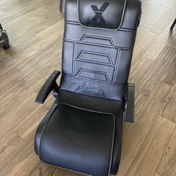 Gaming Chair w Built-in Speakers