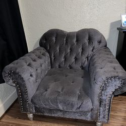 LIVING ROOM CHAIR 