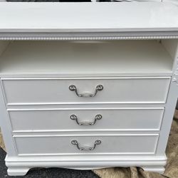 Chest of drawers large nightstand media tv stand white L36”*D17”*H34”(address in description) 👇delivery 🚚 available within 15 miles for extra $55 de