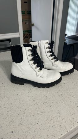 Women’s Size 6 Shoe