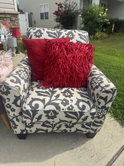 Cream Floral Chair with 2 Pillows