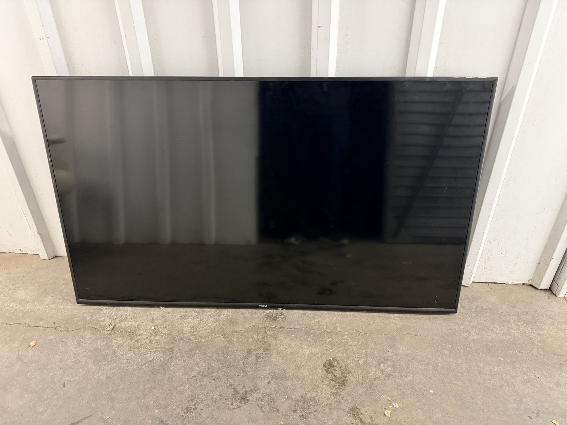 65 In Vizio Smart Tv - Works Smooth (moving Dale)