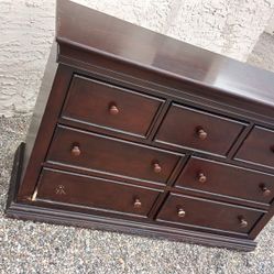 Dark Wood 7-Drawer Dresser – Classic & Sturdy Storage