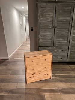 Wooden chest of drawers