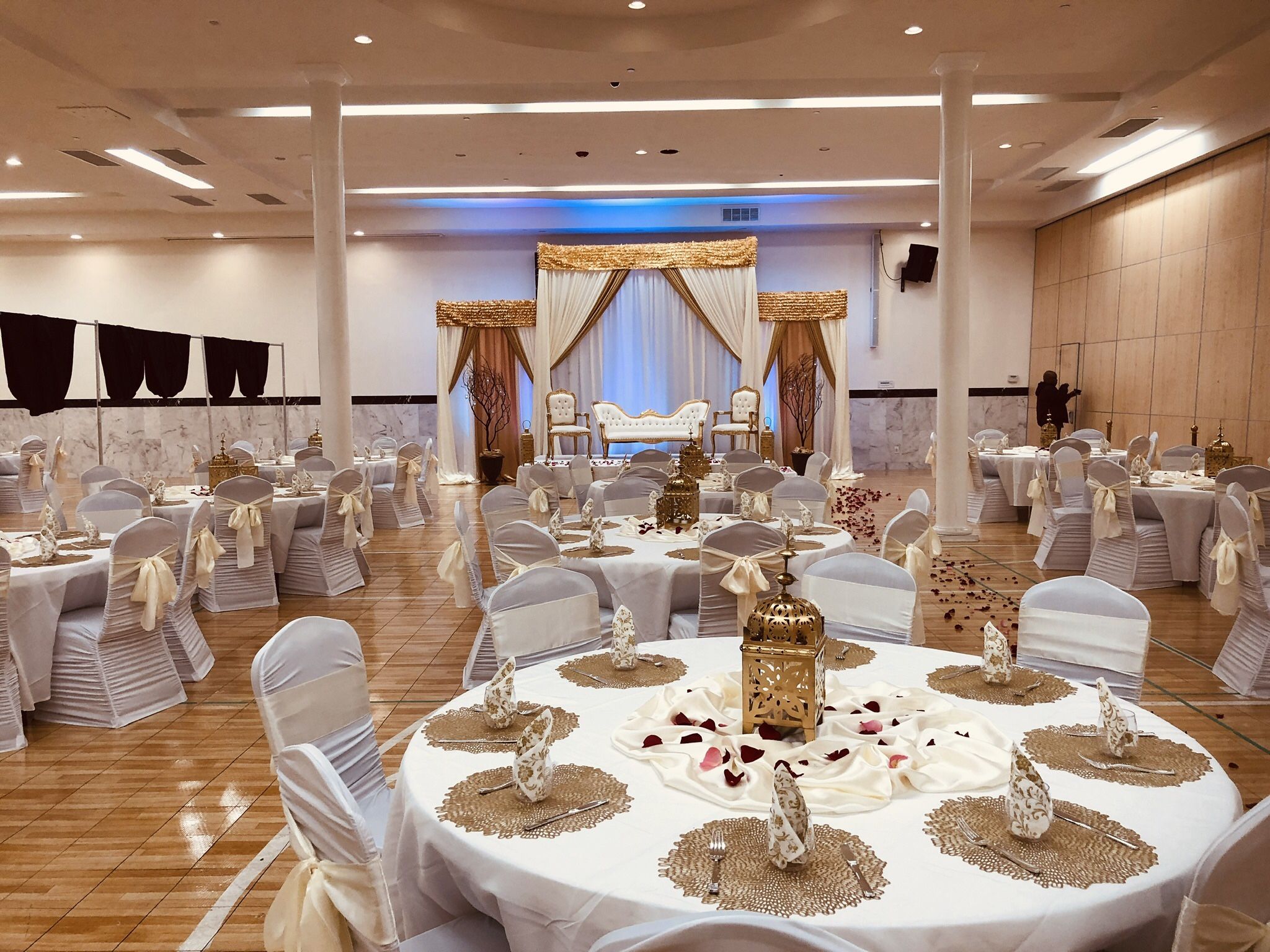 Many Linens For Sale In Different Sizes Wedding Catering Party Decor