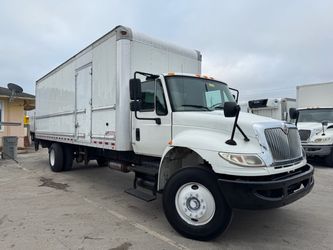 2016 International 4300 26’ box Truck