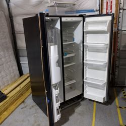 Whirlpool 25 Cu Ft Refrigerator Black. $200.00