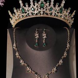  prom crown and necklace 