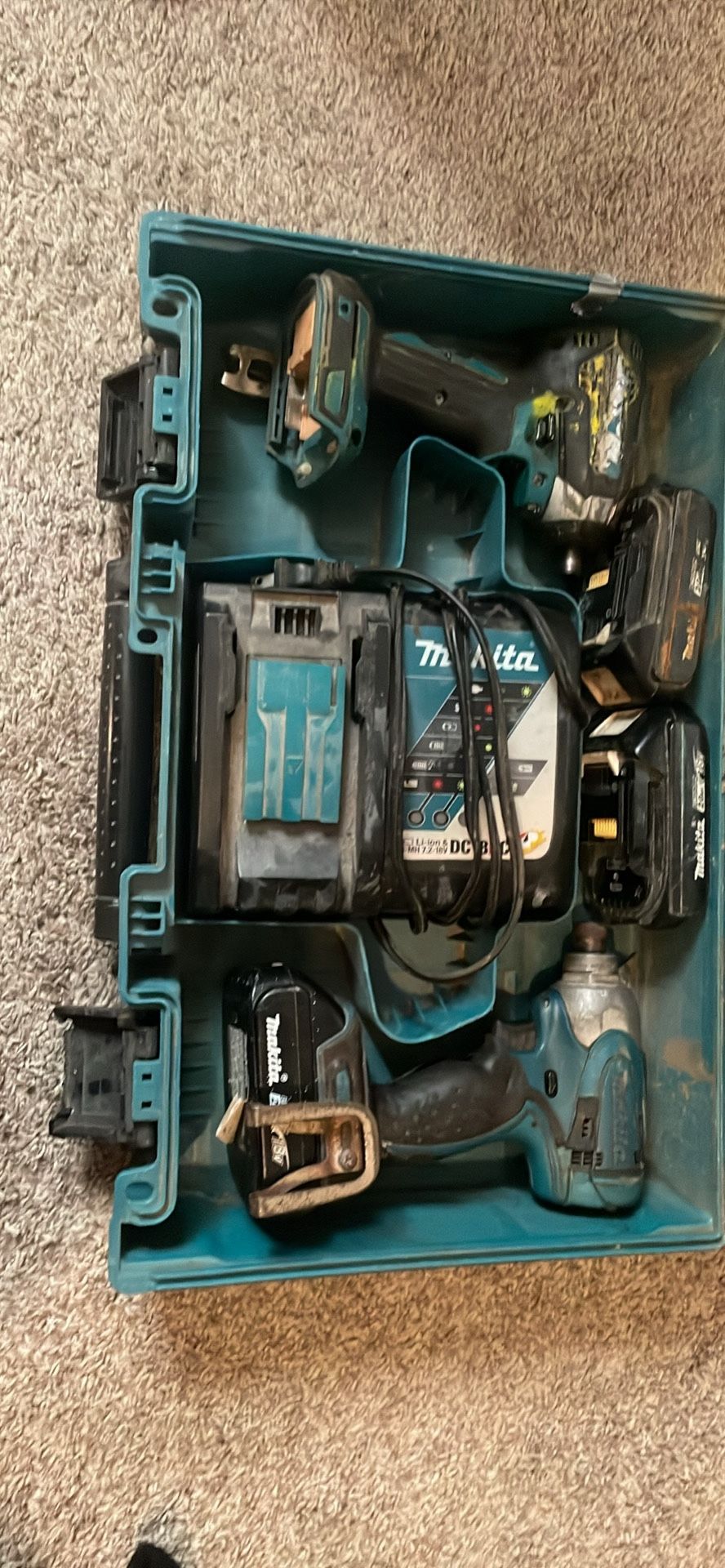 2 Makita Drivers 2 Chargers