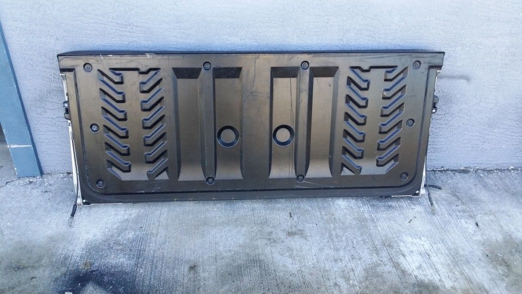 Chevrolet Avalanche Tailgate, in good condition, may fit different year