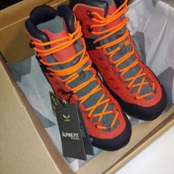 Salewa Rapace GTX boots for men. Size USA10.5. Brand new! Hiking and backpacking shoes 