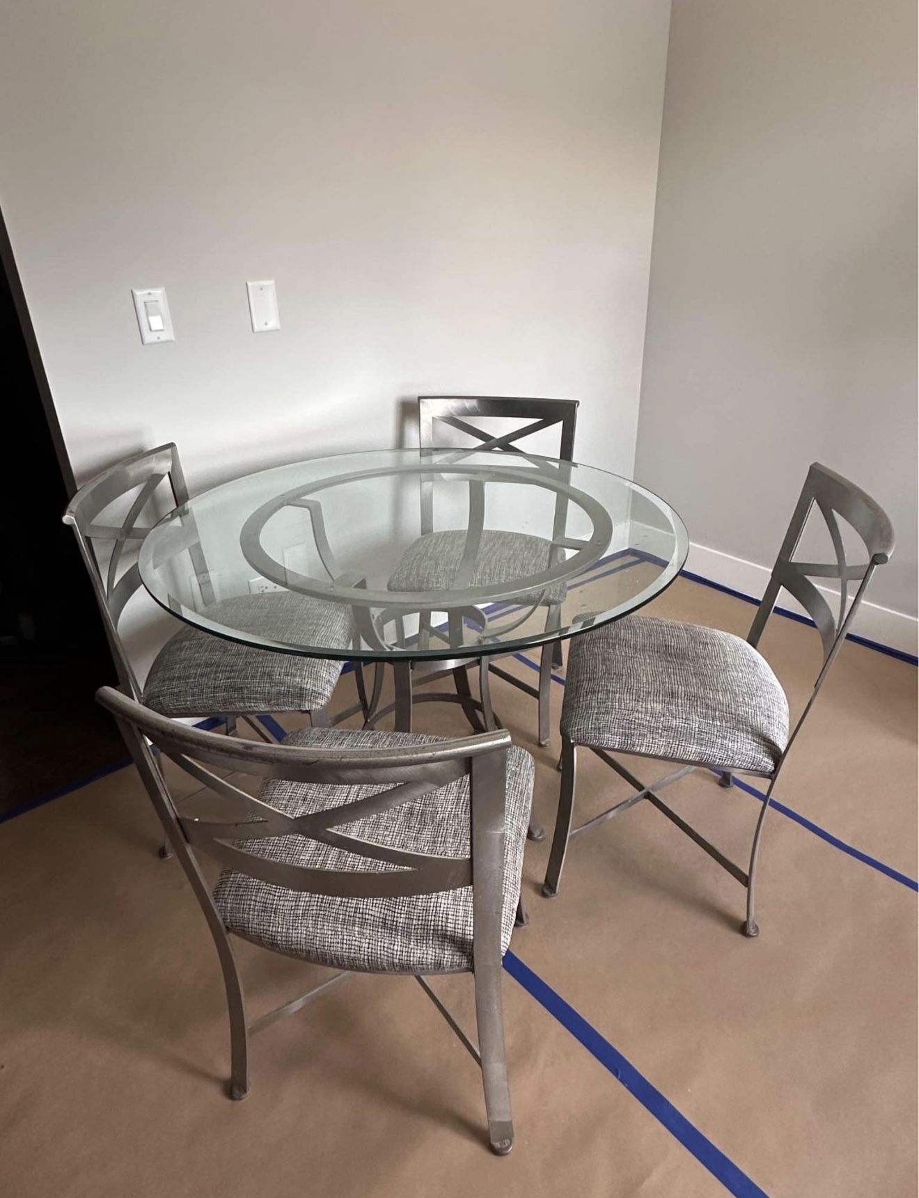 DINING TABLE & 4 CHAIRS / PICK UP TODAY 11/21 PRICE FIRM