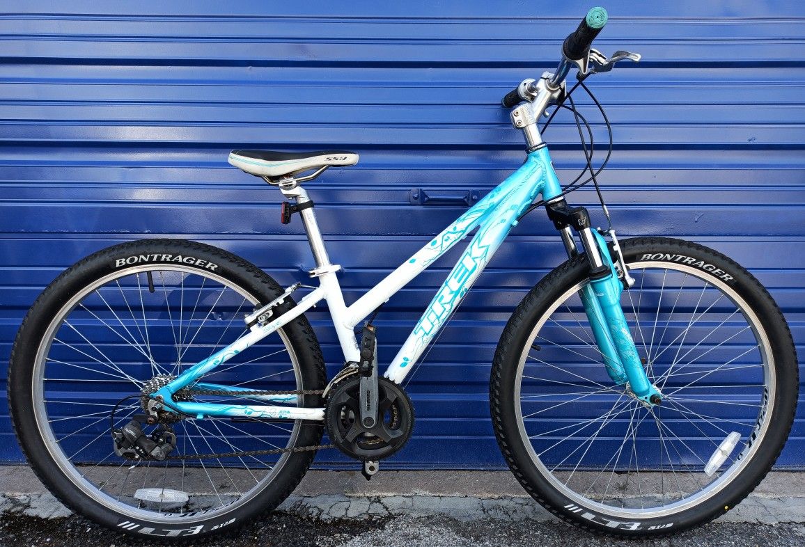 2012 Trek Skye 26" Women's Mountain Bike Light Aluminum Frame size 13" Small