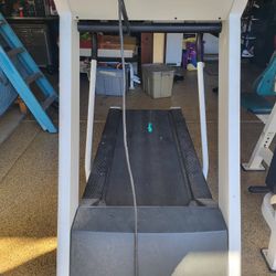 CYBEX 220V COMMERCIAL TREADMILL 