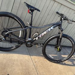 Bike 27.5” TREK MARLIN 5…2023..2da Gen…like New Conditions, Hidraulic Disks Brakes, Front Shox Lock And Unlock 