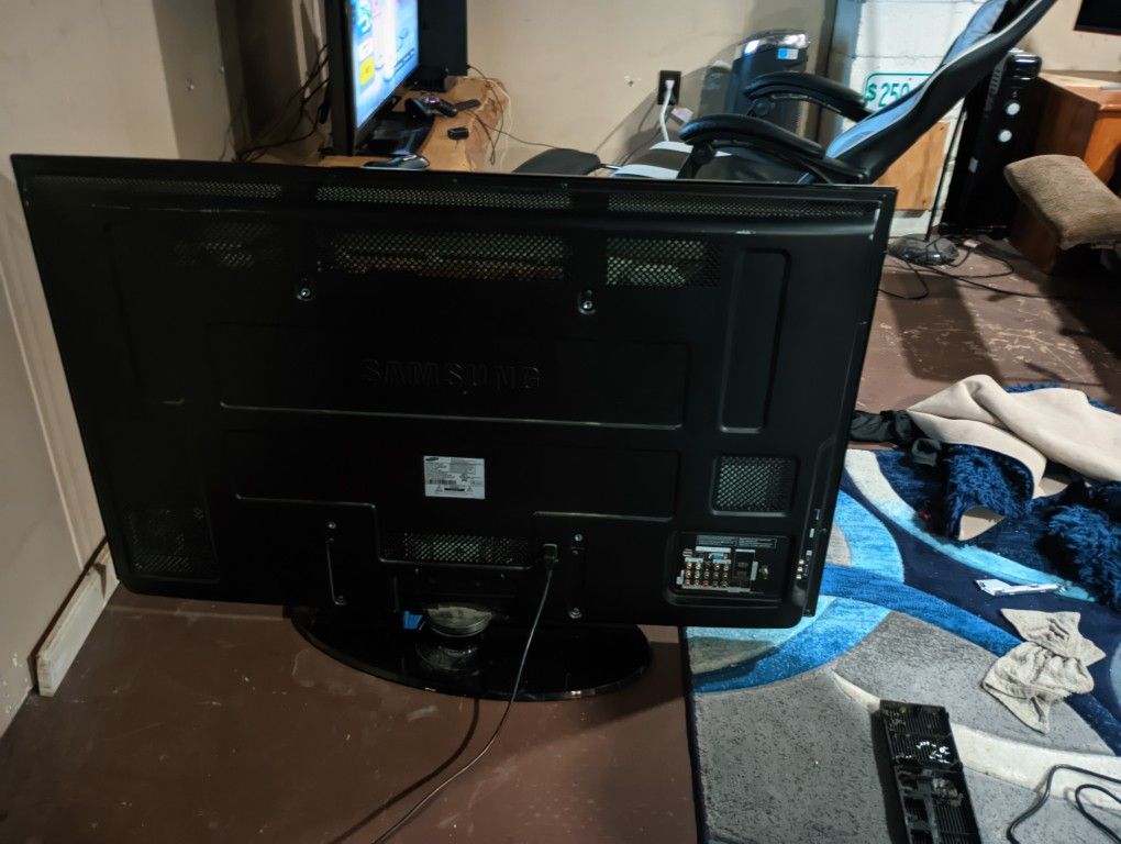 Samsung 50” Plasma TV – Works Great, Clean Screen, Cables Included