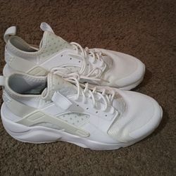 Nike Air Huarache – Men’s Size 8.5 – Like New – $90 OBO