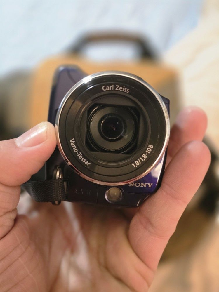 sony dcr-sr68 digital camera w/bag