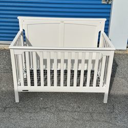 Baby Crib FisherPrice White‼️FREE DELIVERY INCLUDED IN PRICE‼️$40‼️