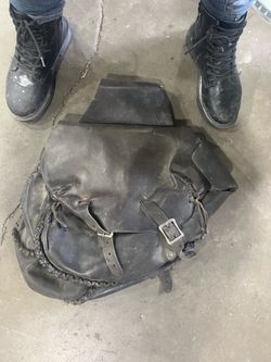 Motorcycle saddlebags