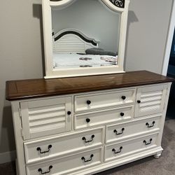 Dresser With Arched Mirror 