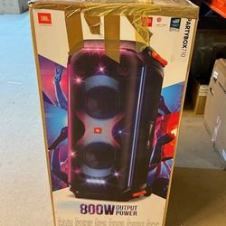 JBL PartyBox 710 Black, 800 W Bluetooth Party Speaker w/ LED Lightshow OPEN-BOX