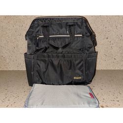SkipHop diaper backpack has straps to clip on stroller & changing pad this was my extra used once/ pañalera super espaciosa 