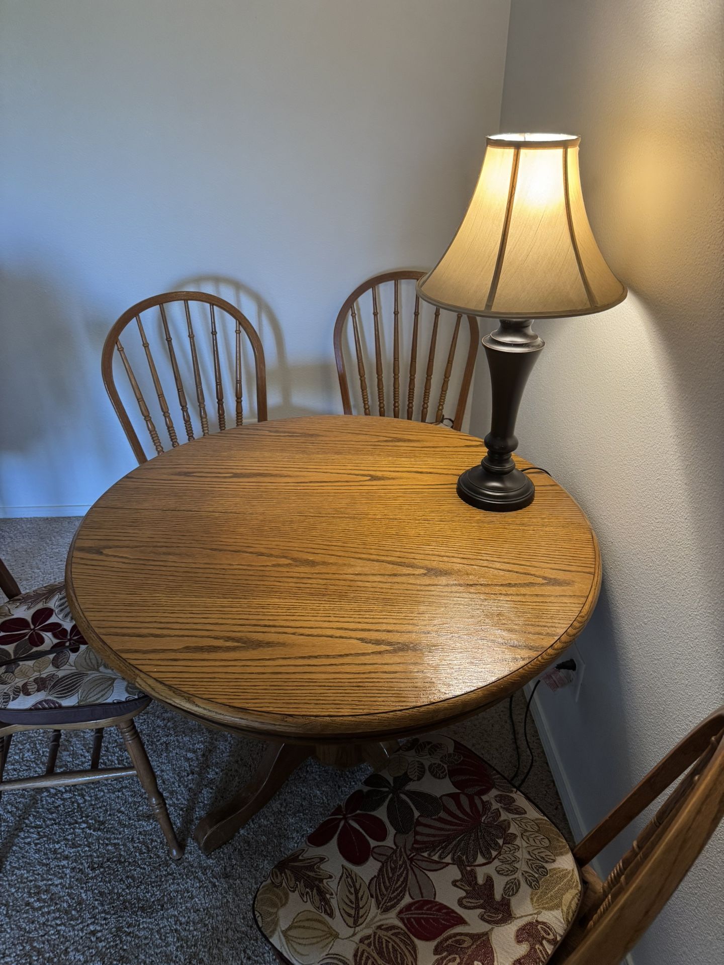 Dinning Table 4 Chairs + Lamp