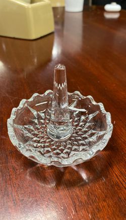 Etched glass ring holder