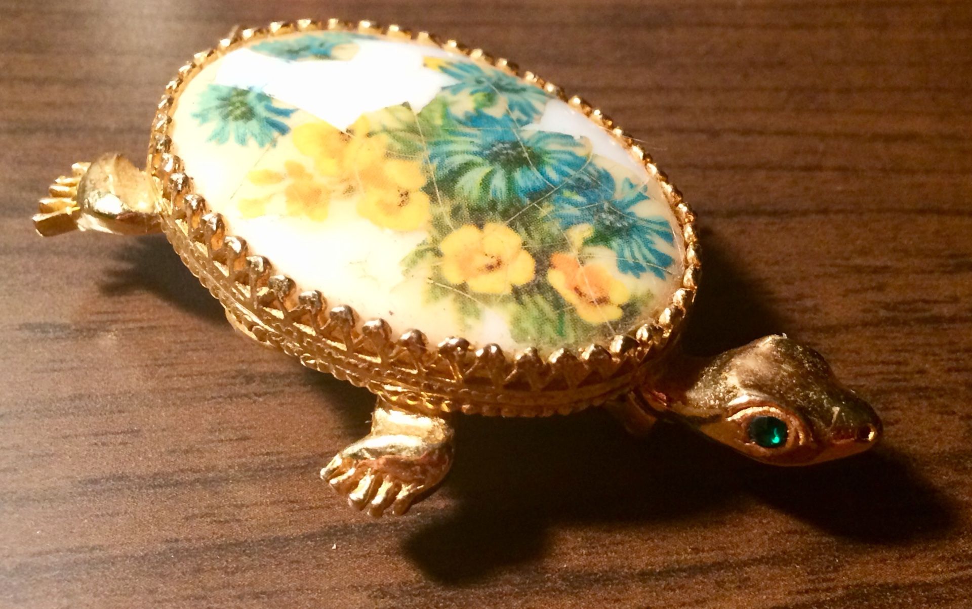 Vintage Signed JEANNE Green Eyed Painted Turtle Tortoise Brooch Gold Tone Pin