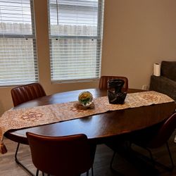 Dining Room Table SET Includes 4 chairs, need gone soon! Willing to negotiate! :)