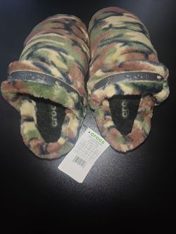 Kids fuzzy camo crocs size 4