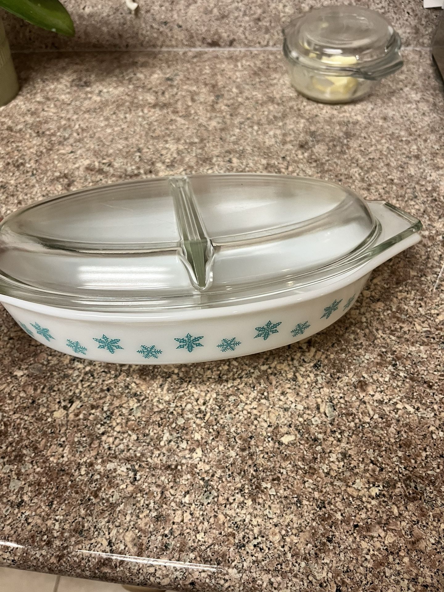 Vintage Pyrex W/lid  