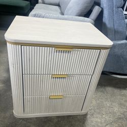 New-Mid-Century Modern Nightstand with 3 Storage Drawers，24" Wide End Table，Natural Wood Grain，for Bedroom & Living Room
