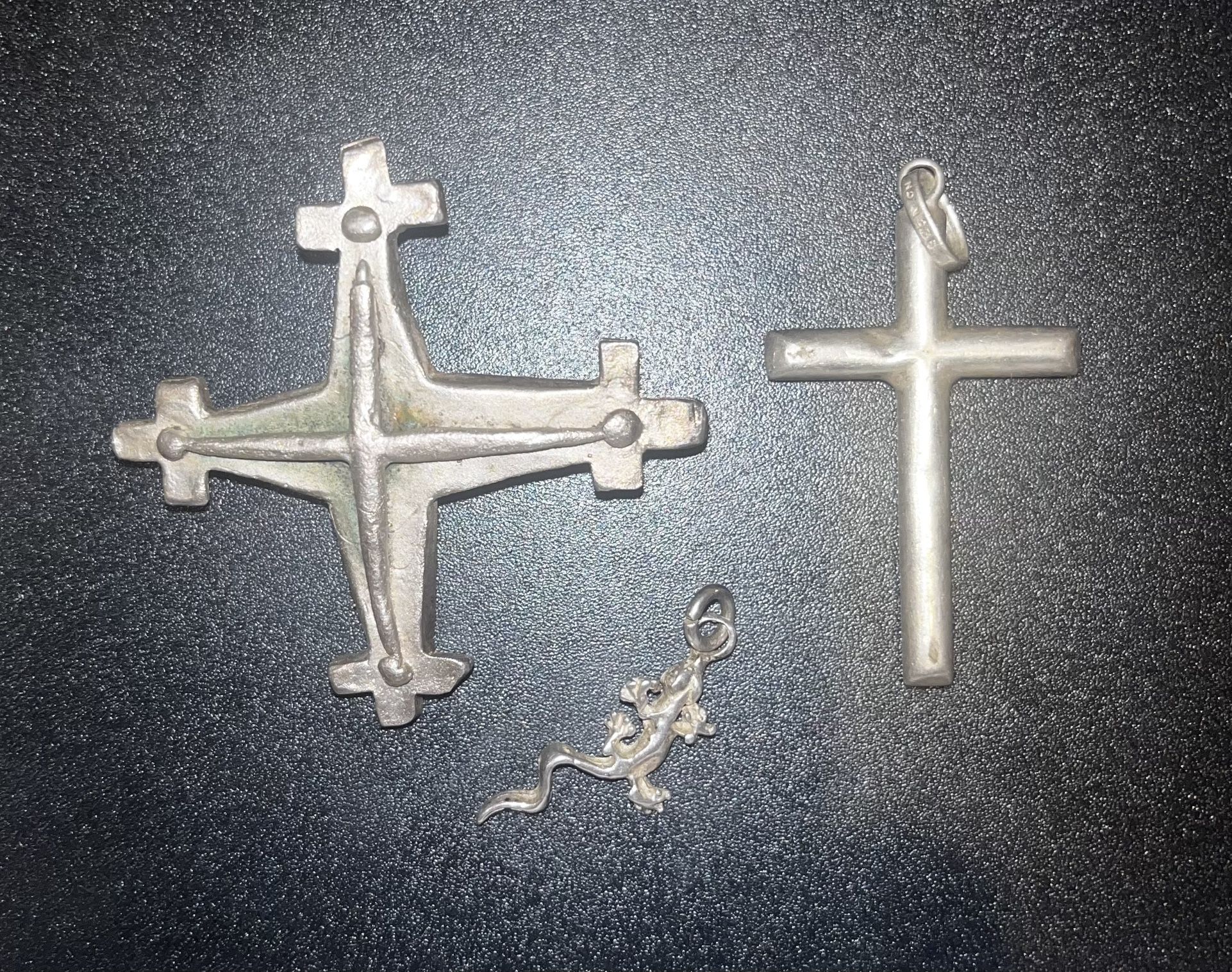 925 Sterling Silver lot: Coptic Cross Brooch, Tubular Cross & Lizard Pendant