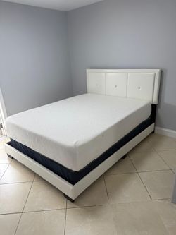 Vendo cama queen blanca con colchón incluido