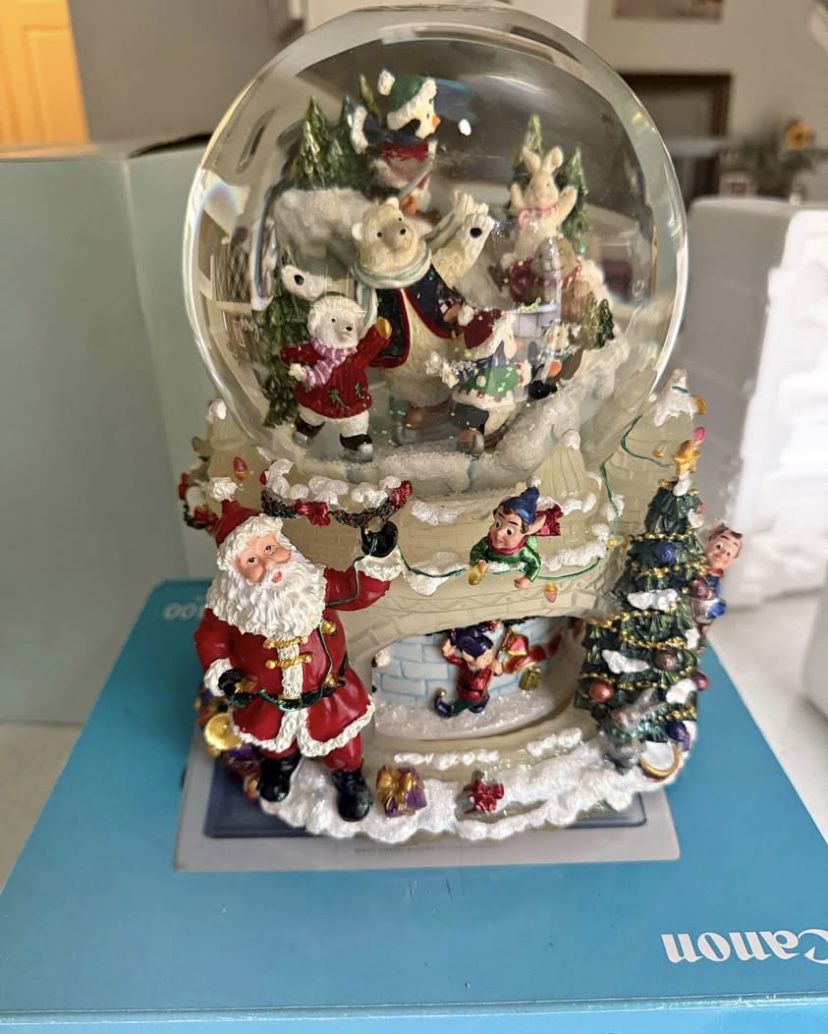 Kirkland Signature Musical Revolving Water Globe Snow Bear Theme Item #109619 Can’t get lights to work, but music works.  Located in orting 