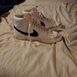 White Pair Of Nike shoes Size 11 In Great Condition Only 20$