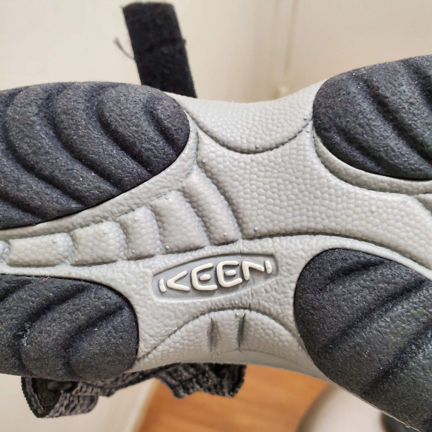 NWOB womens KEEN sandals size 7