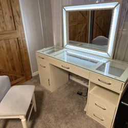 Vanity Table with LED Mirror And Stool‼️ Moving out of state sale all prices negotiable ‼️