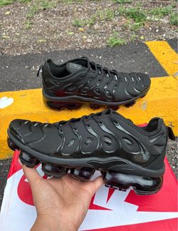 Black Nike Vapormax Plus