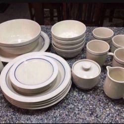 23 Piece Dinnerware For Four