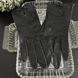 Leather Dress Gloves Bow Motif Grandoe Soapable Leather size 7 Preowned.