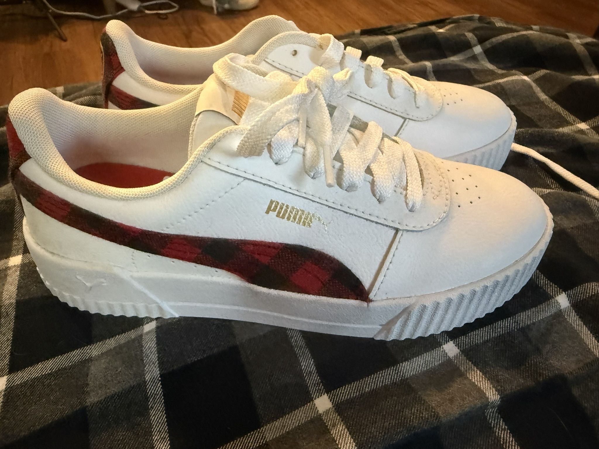 New Buffalo Plaid Pumas - Leather -Sz 7 Big Kid- Never worn