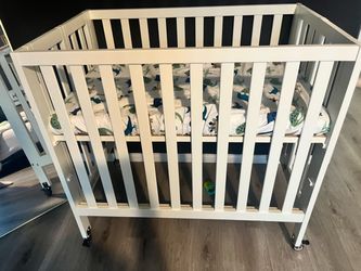 Dream On Me Mini Baby Crib with  mattress Wheels
