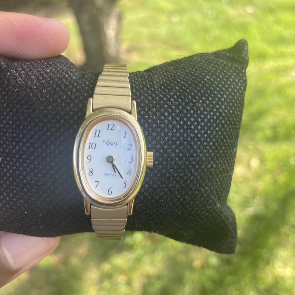Vintage Gorgeous TIMEX B2 LADIES GOLD TONE QUARTZ WRISTWATCH, NEW BATTERY , luxury watch nice stylish watch