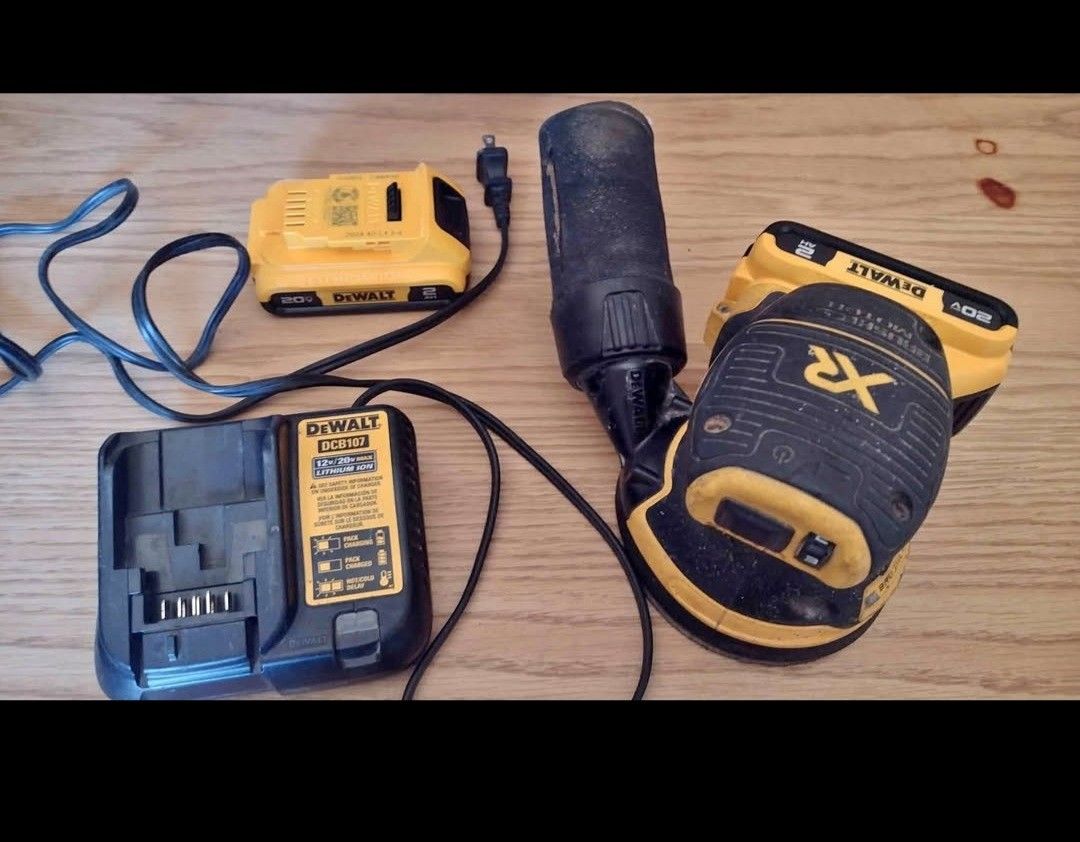 DeWalt XR 20 volt Variable Speed Orbital Sander, 2 new Batteries and Charger